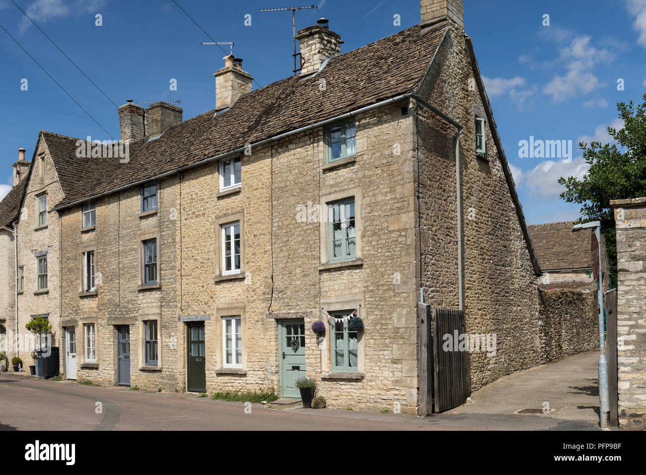 Case tradizionali con terrazza a 3 piani nel villaggio Cotswold di Sherston, Wiltshire, Inghilterra, Regno Unito Foto Stock