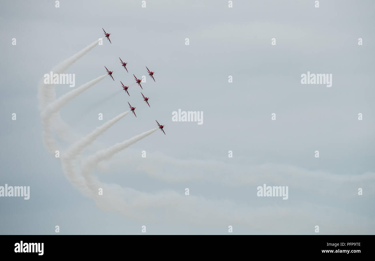 Le frecce rosse di eseguire e di volare in formazione a un air show. Questo particolare air show è stato Eastbourne Airbourne, East Sussex, Regno Unito. Foto Stock