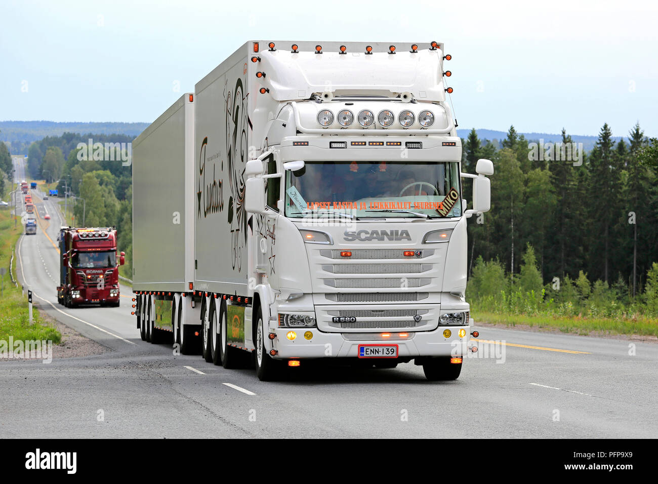 IKAALINEN, Finlandia - 9 agosto 2018: Bianco Scania R carrello merci  Starfly personalizzato con accessori di luce nel convoglio di camion che di  potenza Visualizza carrello 2018 Foto stock - Alamy
