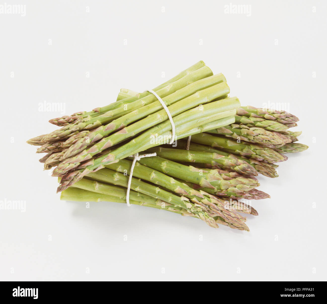 Gli asparagi officinales, impilati mazzetti di asparagi verdi legati con spago. Foto Stock