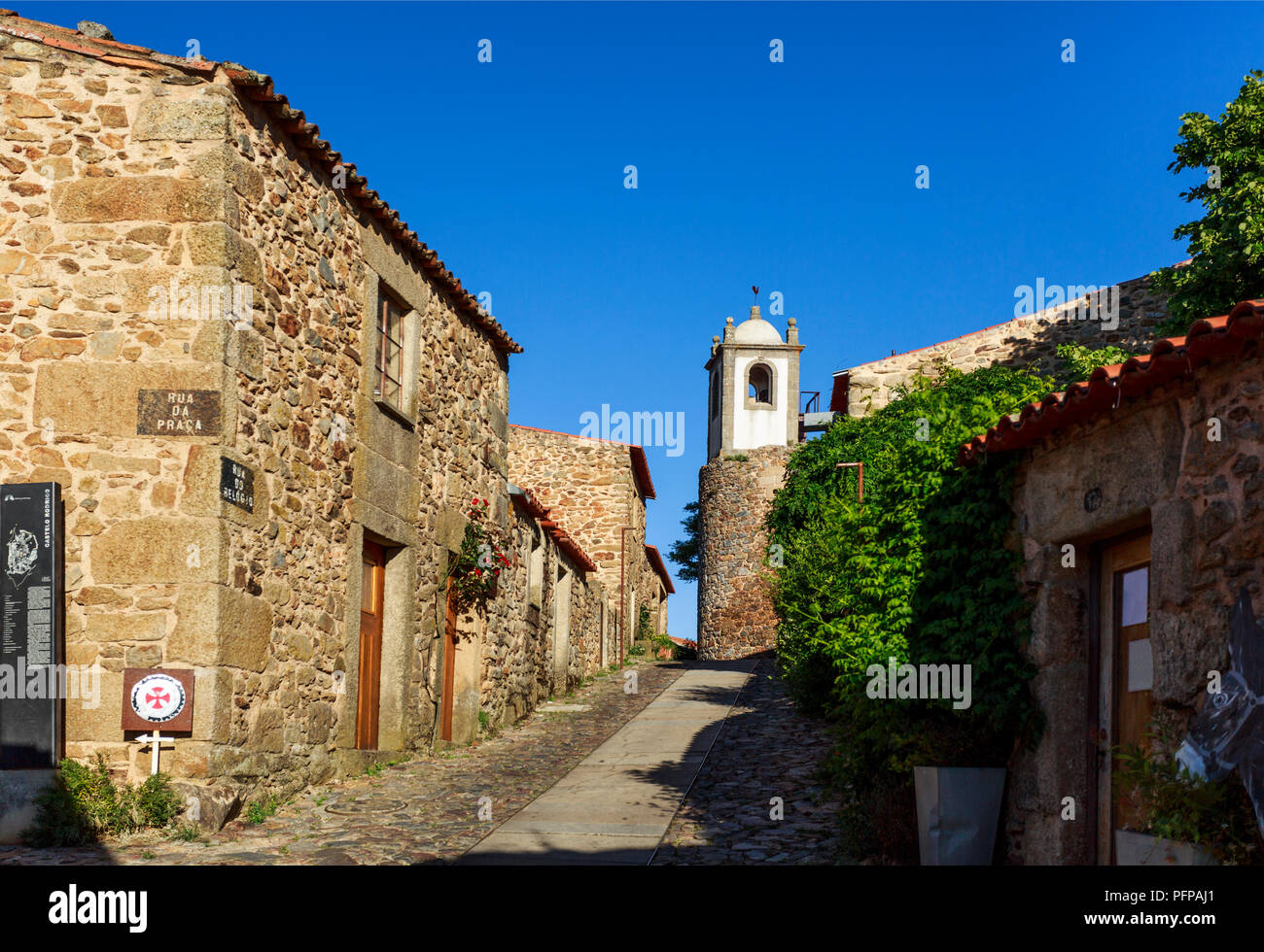 Vista della strada di ciottoli che conducono alla Torre dell Orologio e il piano strada del villaggio storico di Castelo Rodrigo, Portogallo Foto Stock
