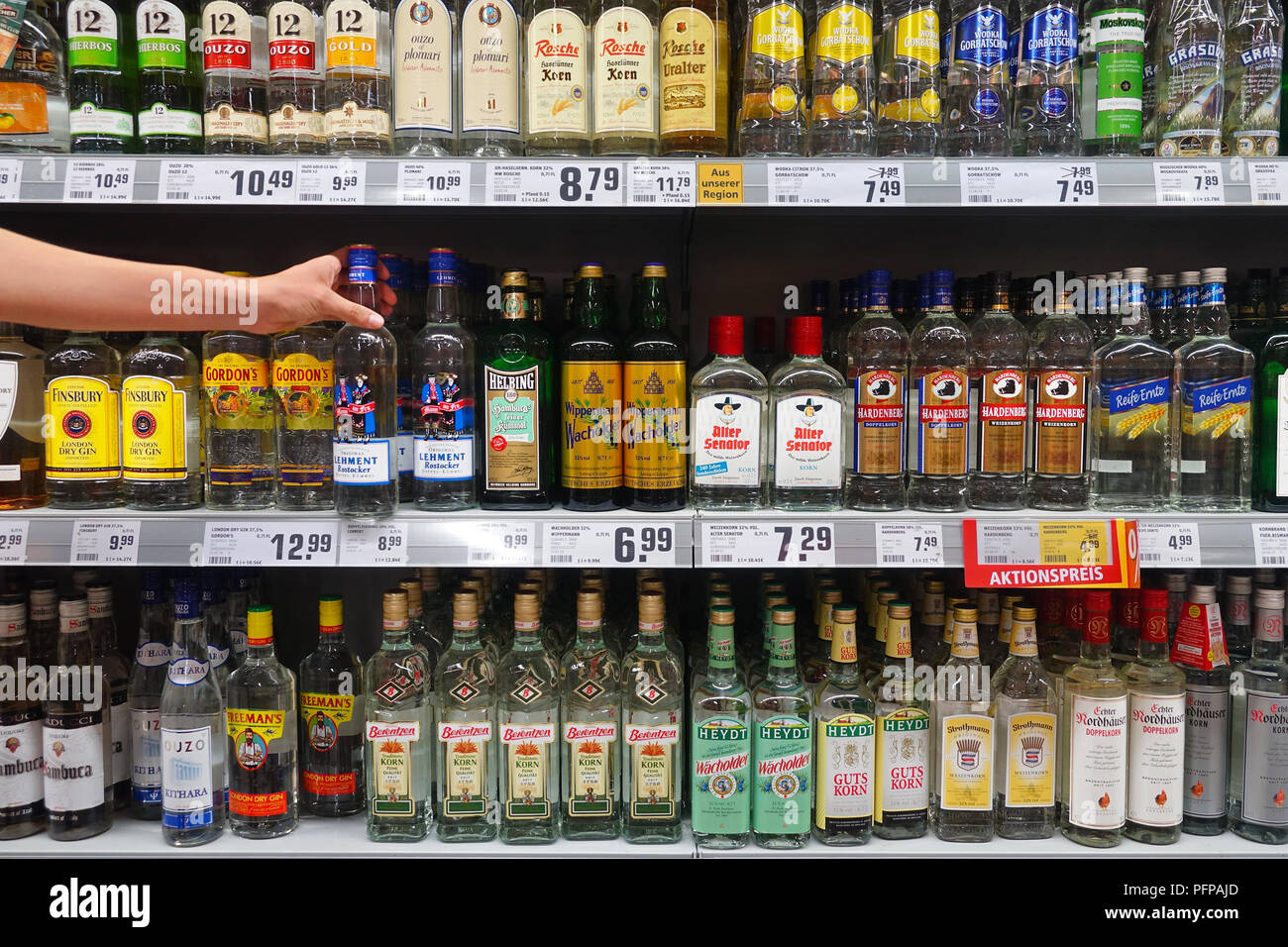 Ripiani con una selezione di liquori in un negozio Foto Stock
