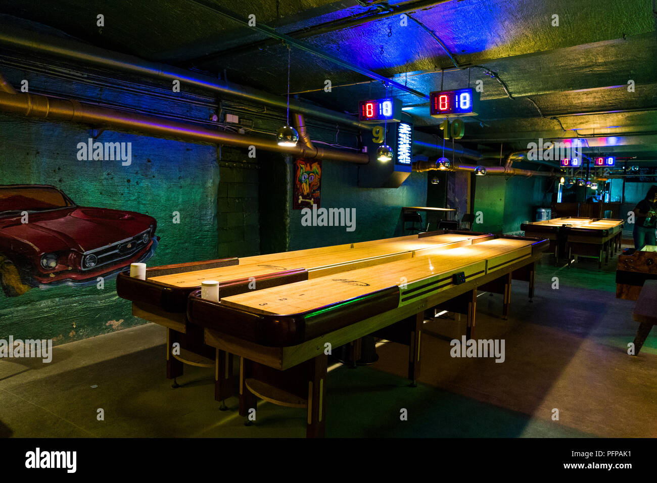 Shuffleboard tavolino di un bar (Ugglan Boule & Bar, Sodermalm, Stoccolma, Svezia) Foto Stock