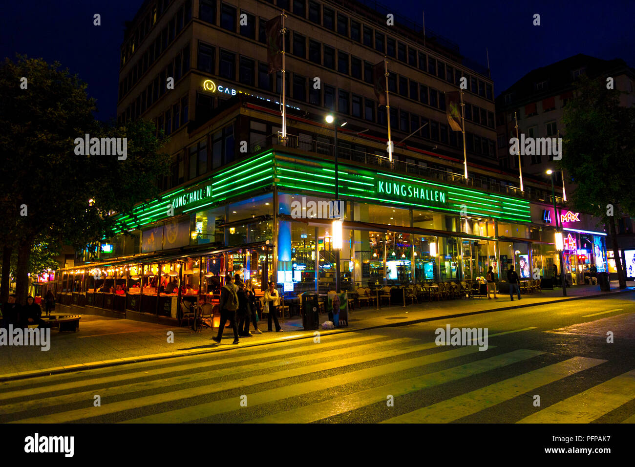 Esterno del Kungshallen food court di notte a Stoccolma, Svezia Foto Stock