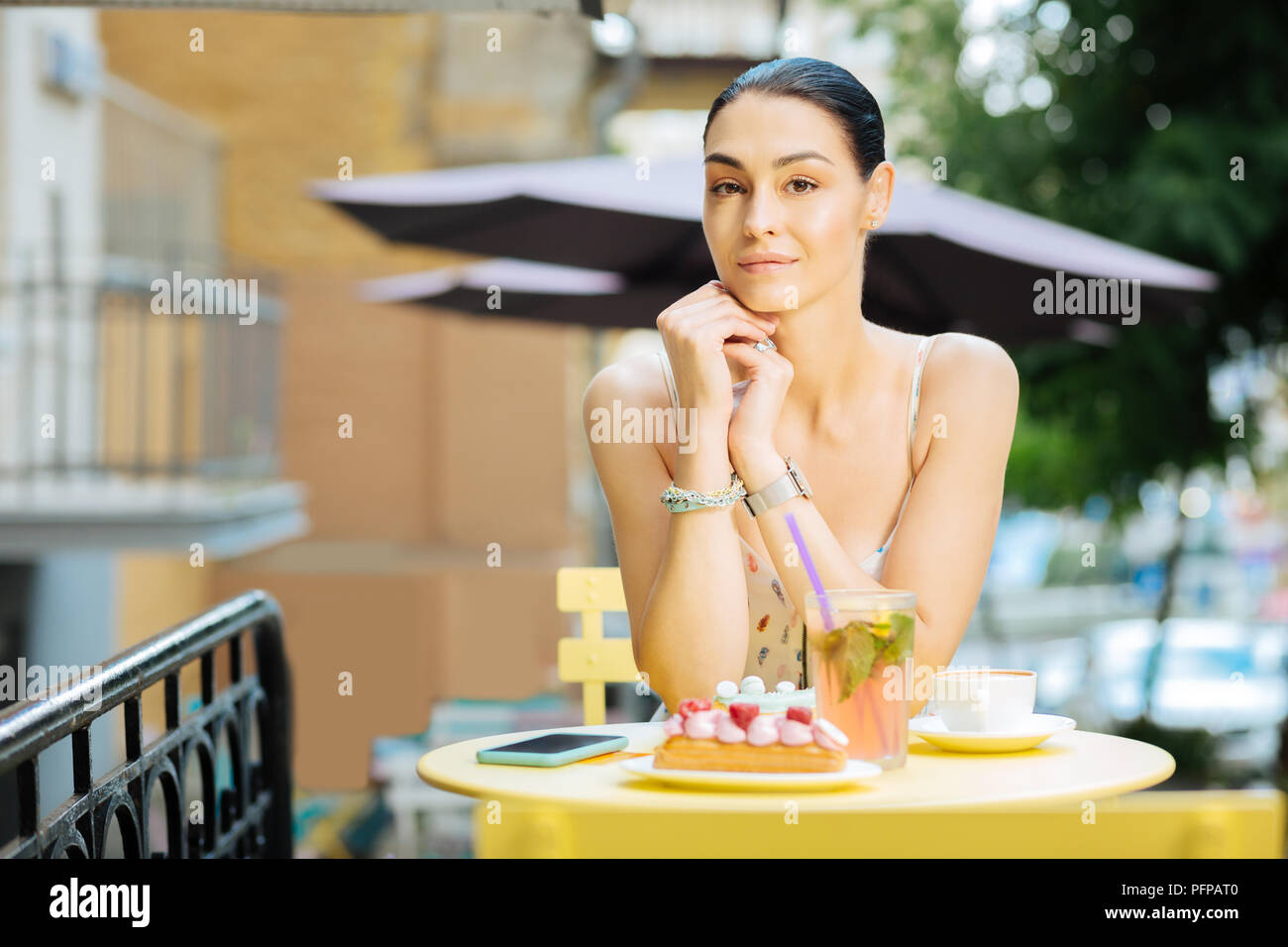 Giovane donna in una caffetteria alla ricerca di calma e bella Foto Stock