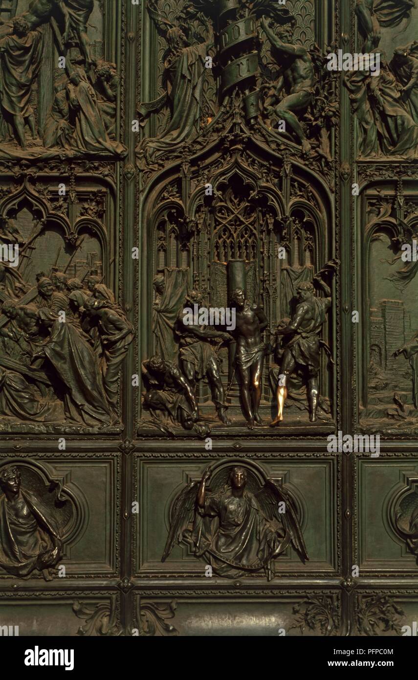 L'Italia, Lombardia, Milano, Duomo, rilievi sulla porta di bronzo della facciata neogotica, close-up Foto Stock