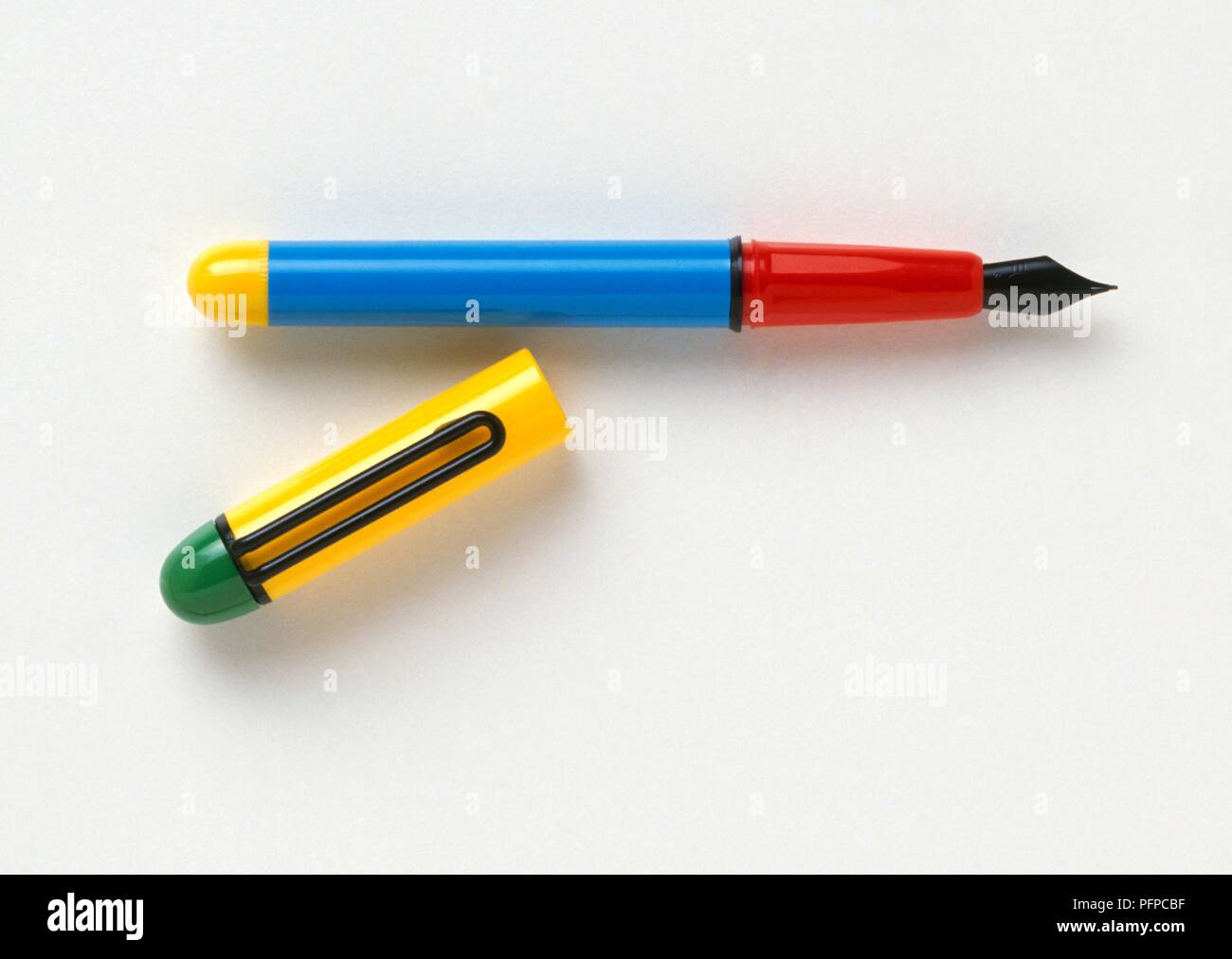 Un multi-colore penna stilografica con il coperchio rimosso Foto Stock