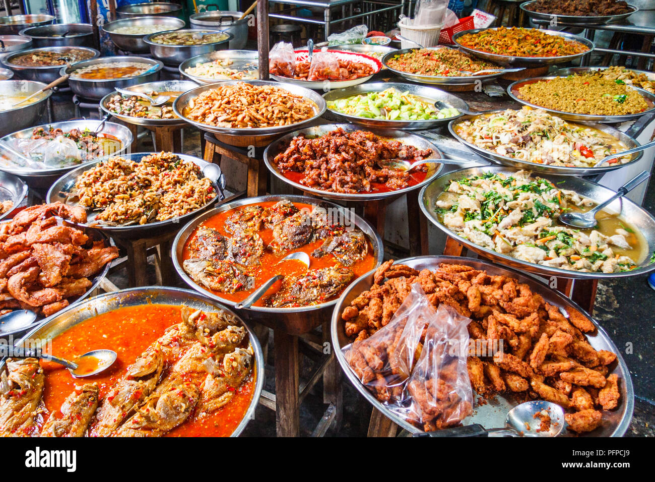 Piatti della tradizionale cucina tailandese per la vendita sul mercato di strada in stallo, Bangkok, Thailandia Foto Stock