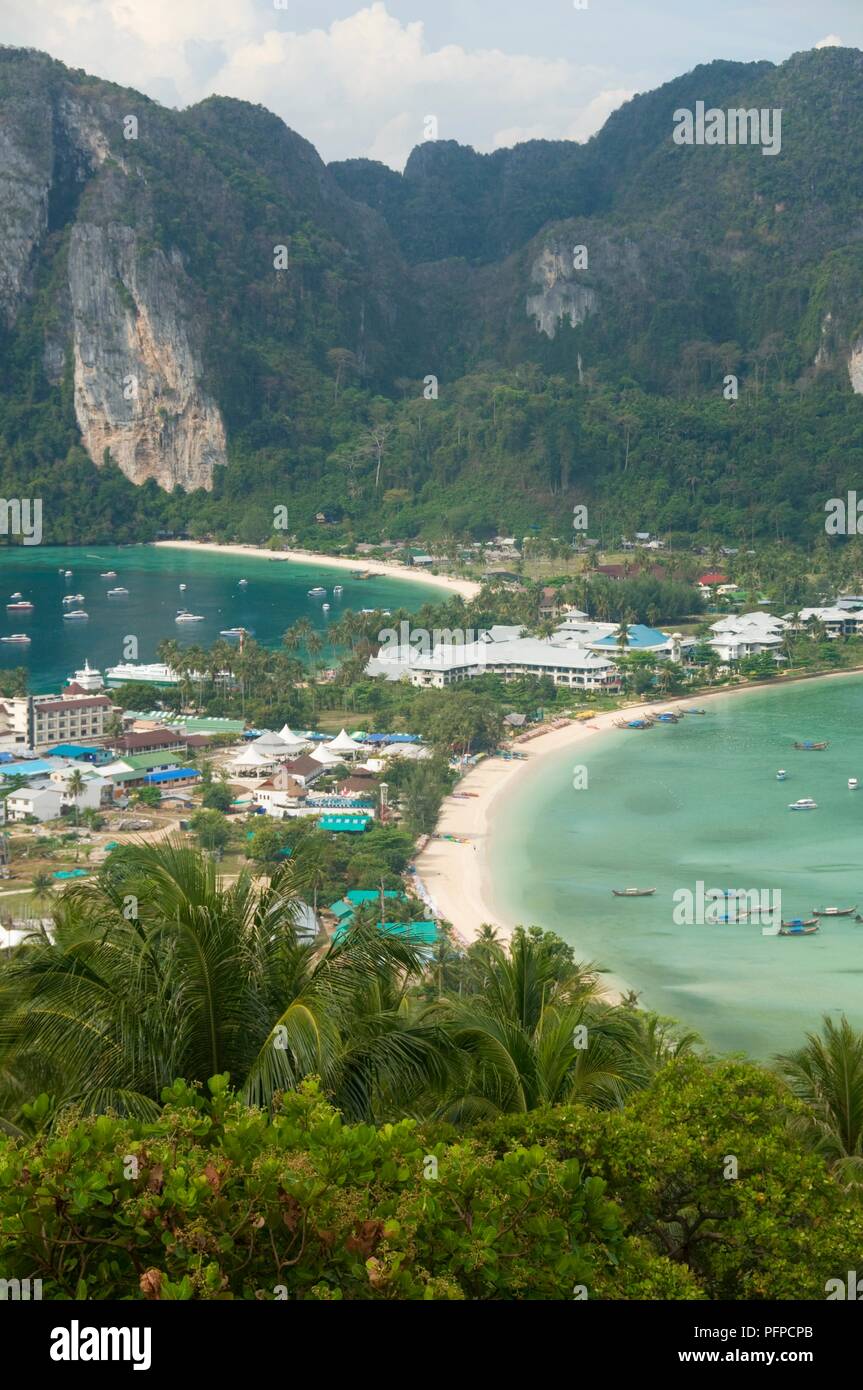 Thailandia, le Isole Phi Phi, Ko Phi Phi Don, Ao Lo Dalum, vista della località turistica sul tombolo tra due alloggiamenti Foto Stock