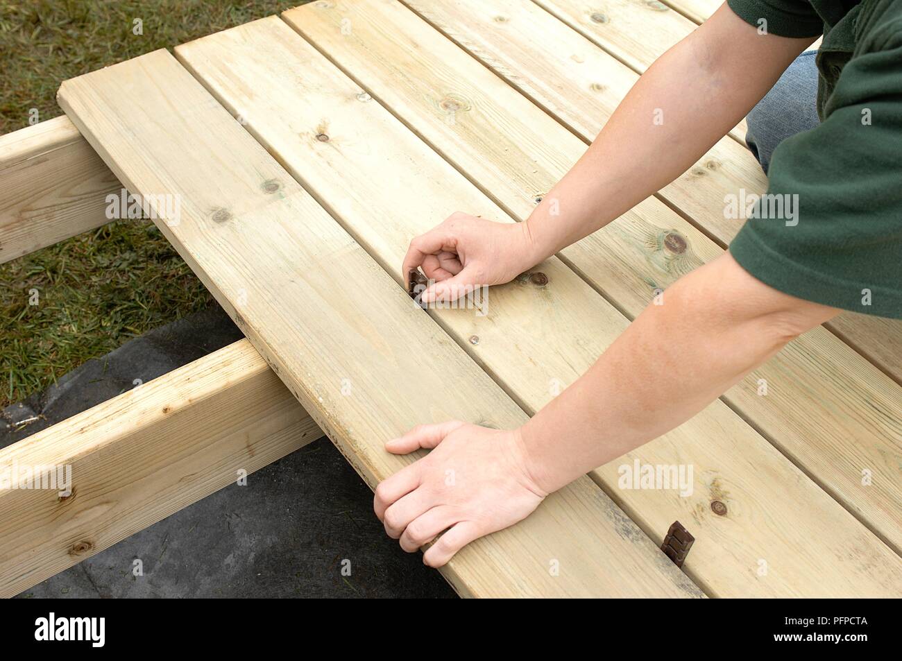 Posa decking, schede di spaziatura 5 mm, close-up Foto stock - Alamy