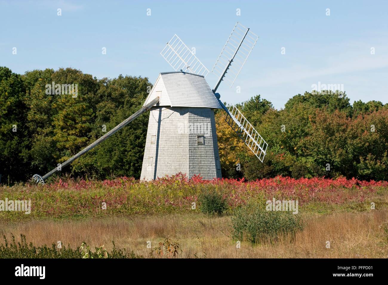 Stati Uniti d'America, Massachusetts, Cape Cod, Brewster, vecchia fattoria Higgins, XVIII secolo smock in legno mulino a vento off vecchia re della autostrada Foto Stock