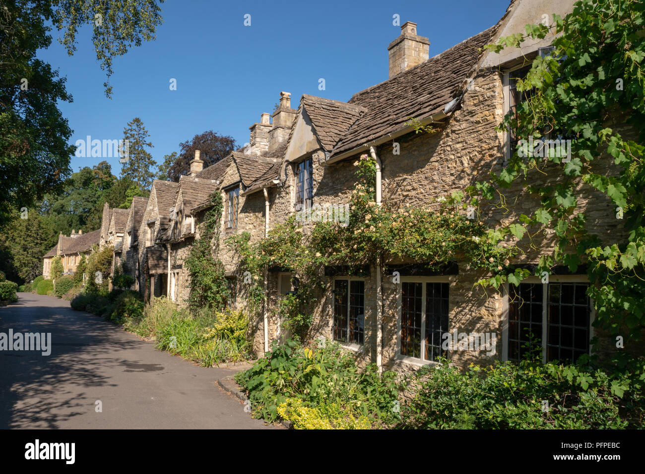 Castle Combe nel Wiltshire è famoso per essere uno di Inghilterra del borghi più belli, con molte case costruito con la locale pietra di Cotswold Foto Stock