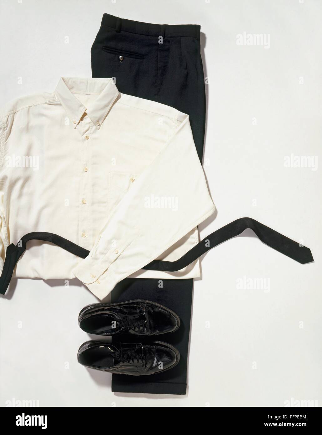 Uomini camicia bianca, pantaloni neri, scarpe e cinghia Foto stock - Alamy