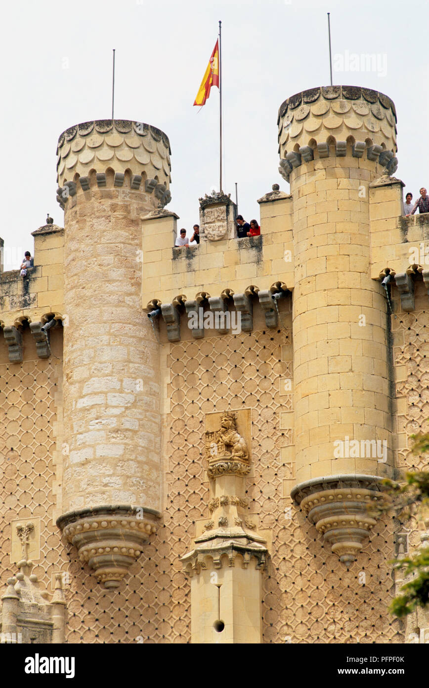 Spagna, Cattedrale di Segovia, i visitatori sulle merlature gotica Foto Stock
