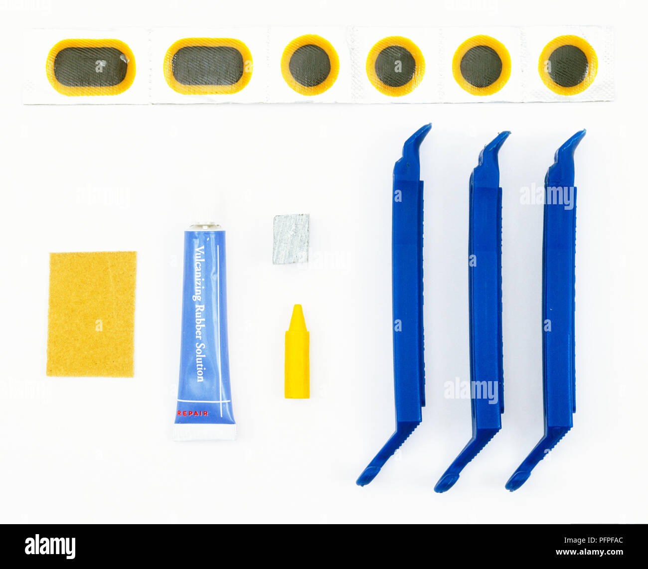 Elementi per una bicicletta kit di riparazione, carta vetrata, colla, patch, pastello, gesso e le leve dei pneumatici. Foto Stock