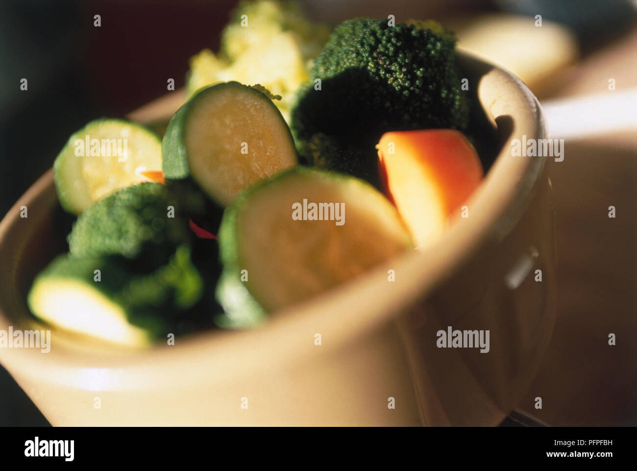 Broccoli, la zucchina e la carota fette rimanente nel recipiente, defocalizzata, close-up. Foto Stock