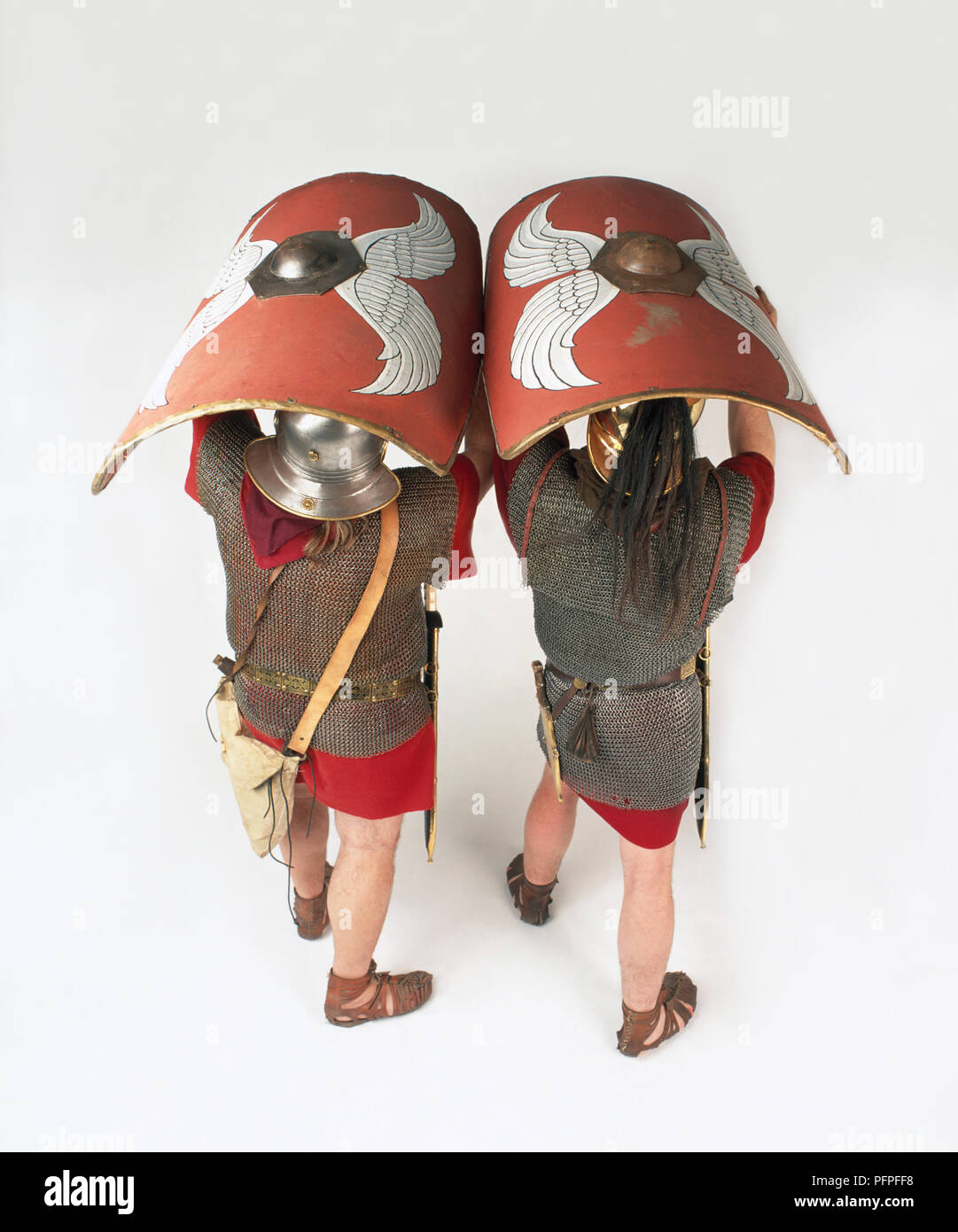 Due soldati romani protezioni di tenuta sopra le loro teste Foto Stock