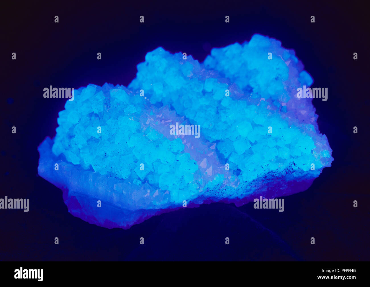 Viola-blu fluorite in cristalli di quarzo, fluorescente Foto Stock