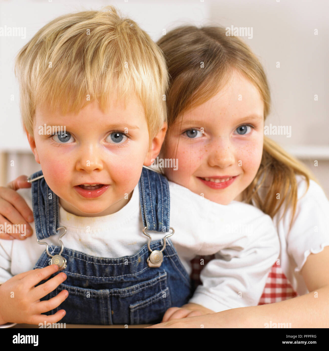 Ritratto di un ragazzo e una ragazza Foto Stock