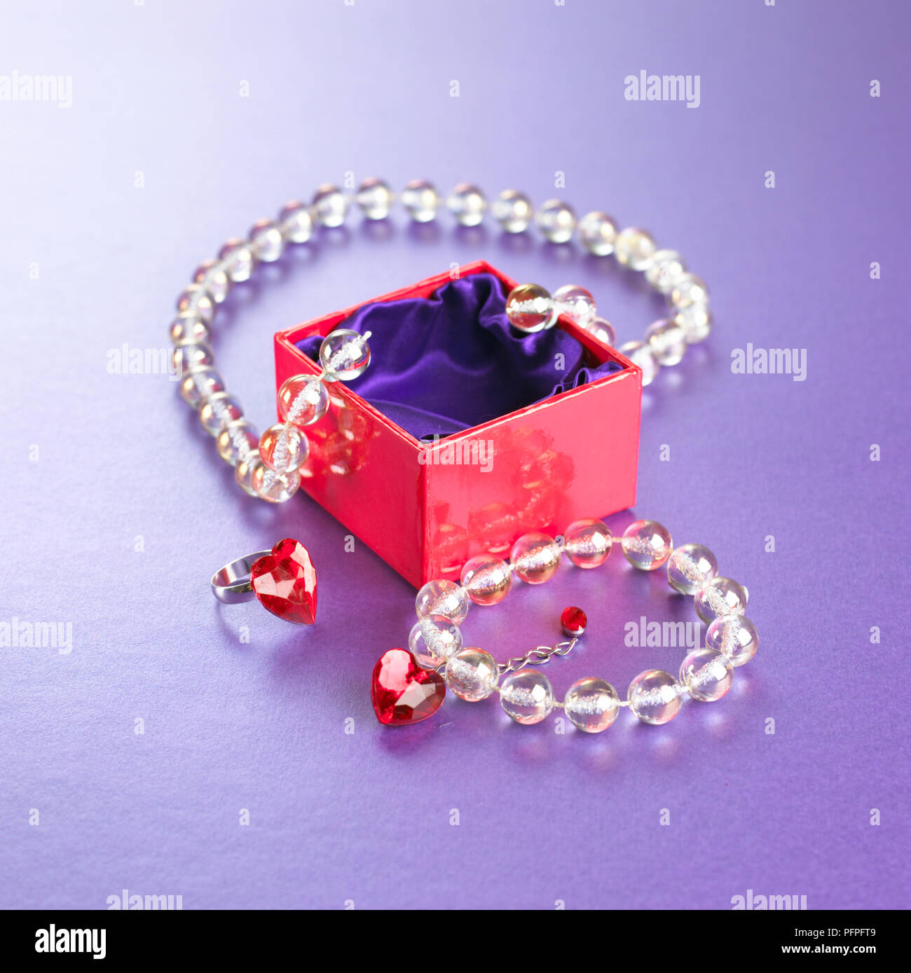 Filamento di perline di vetro a forma di cuore ad anello e una confezione regalo Foto Stock