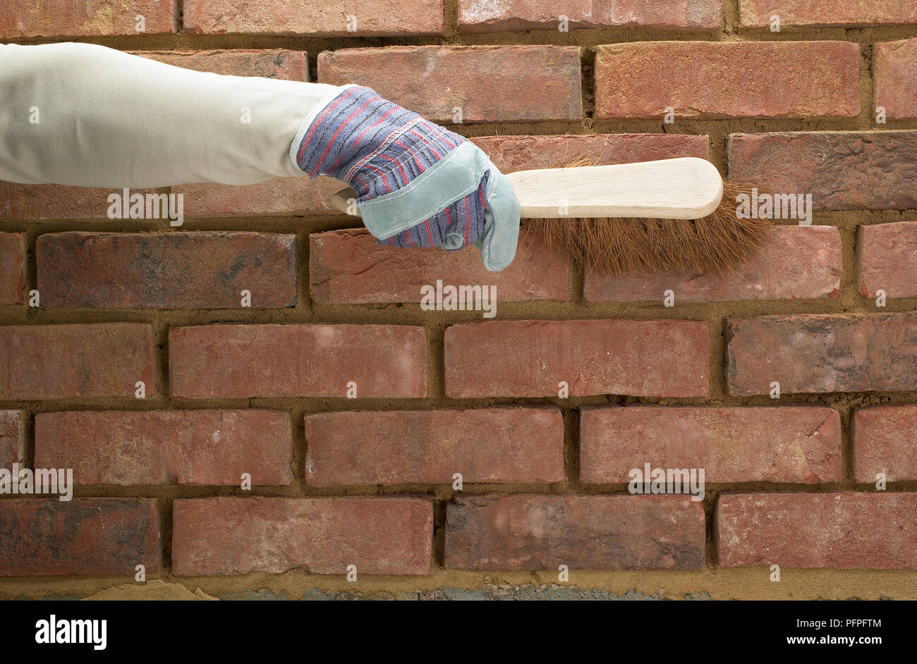 Pennellato a mano appena stabilito un muro di mattoni Foto Stock