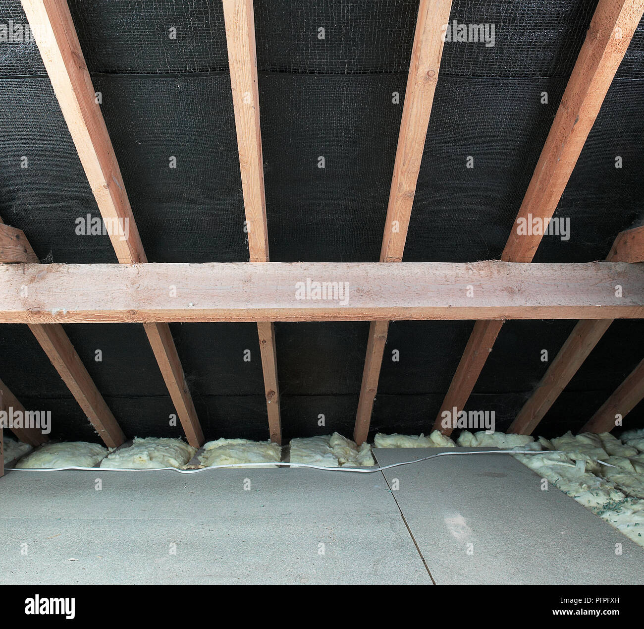I pannelli in gesso su una copertura di isolamento nel tetto Foto Stock