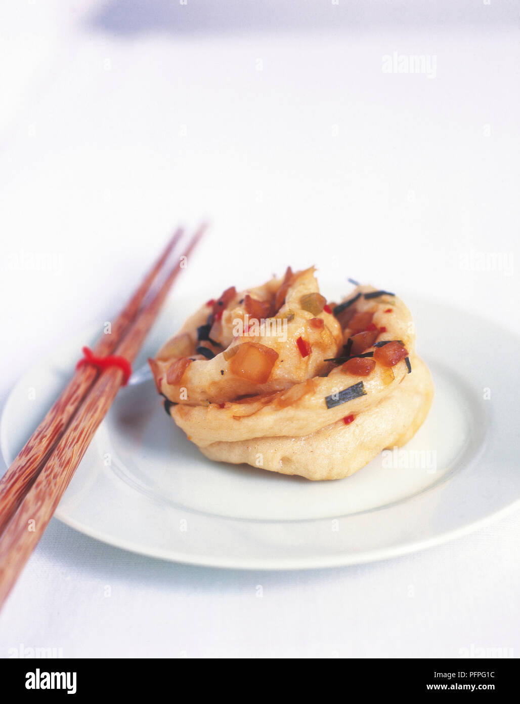 Hua juan, Chinese bun cotto a vapore con cipolline e erba cipollina Foto Stock