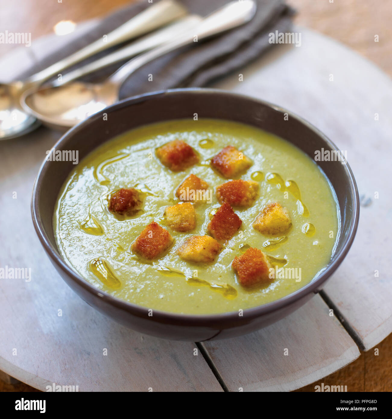 Zuppa di fave e rabboccato con crostini e spruzzata con olio di oliva in vaso di ceramica Foto Stock