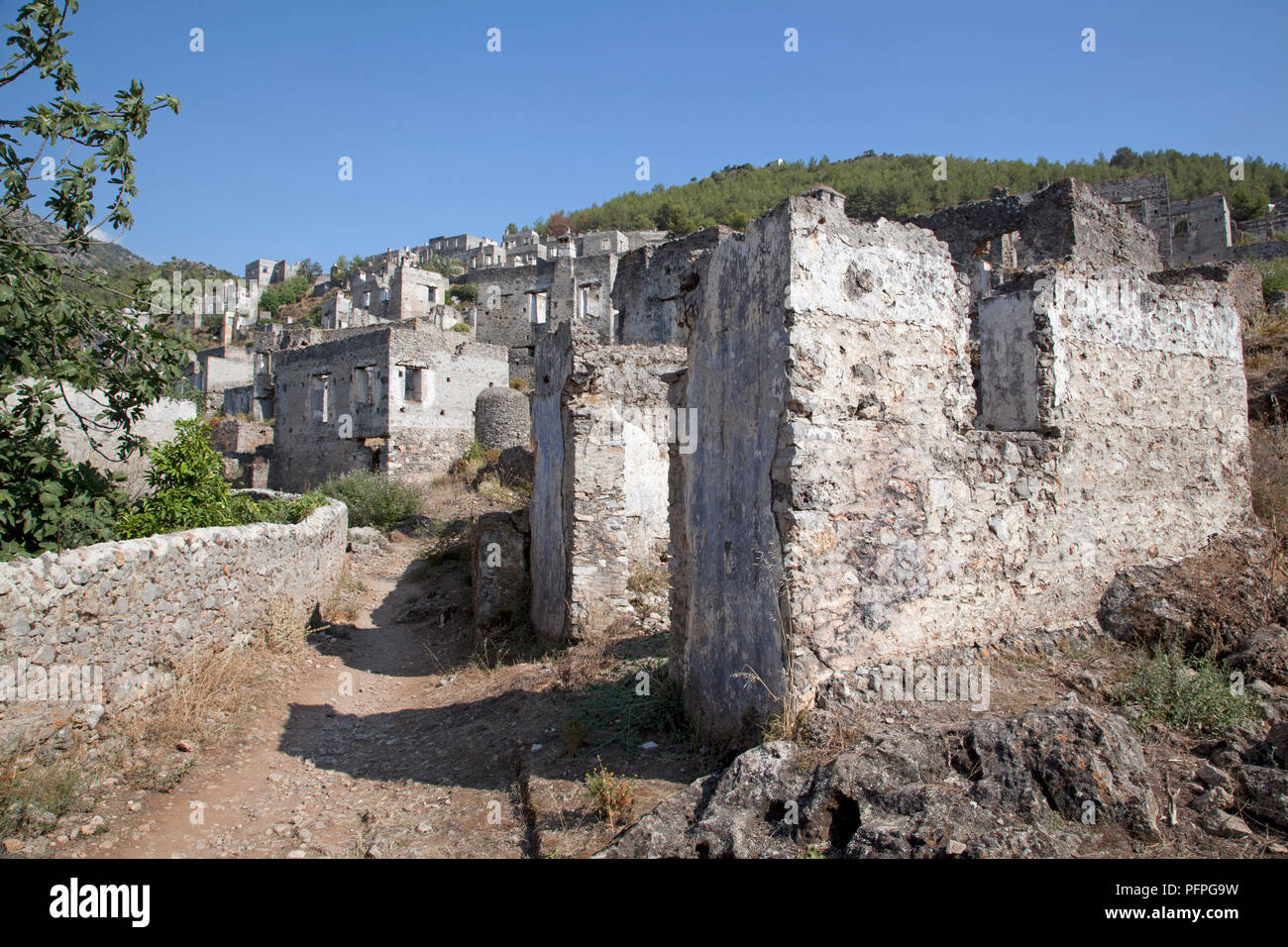 La Turchia, nei pressi di Fethiye, villaggio in rovina di Kaya Koy Foto Stock