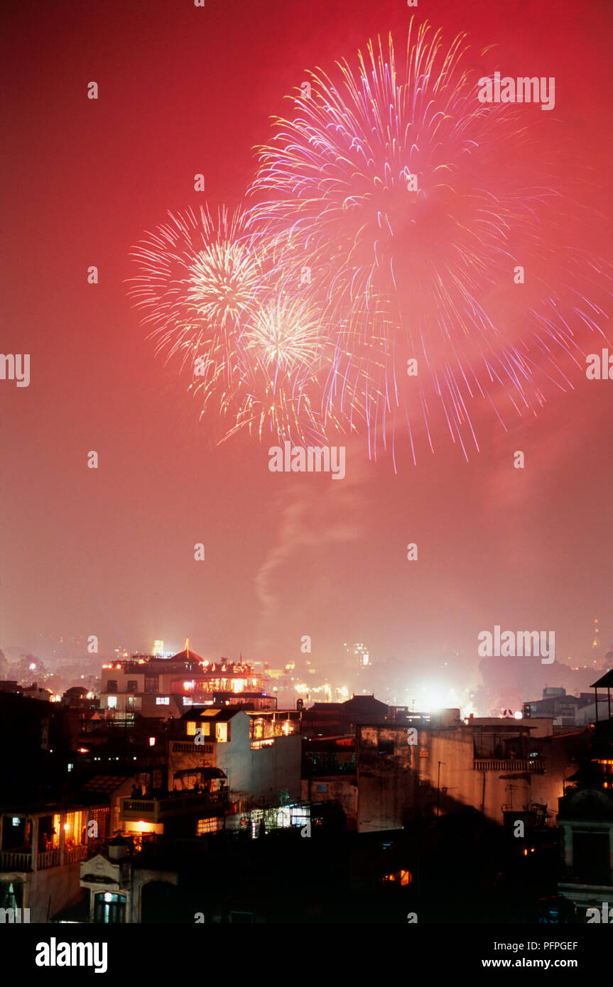 Il Vietnam, Hanoi, fuochi d'artificio su capitale rendendo il cielo rosso Foto Stock