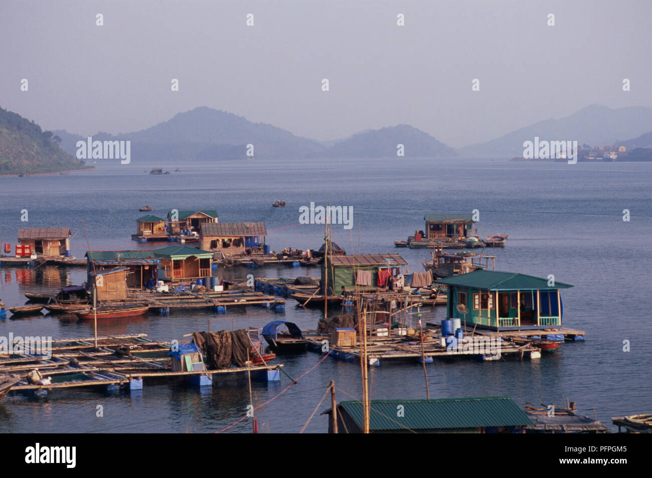Il Vietnam, Halong Bay, Hong Gai, villaggio galleggiante su pontoni e case galleggianti Foto Stock