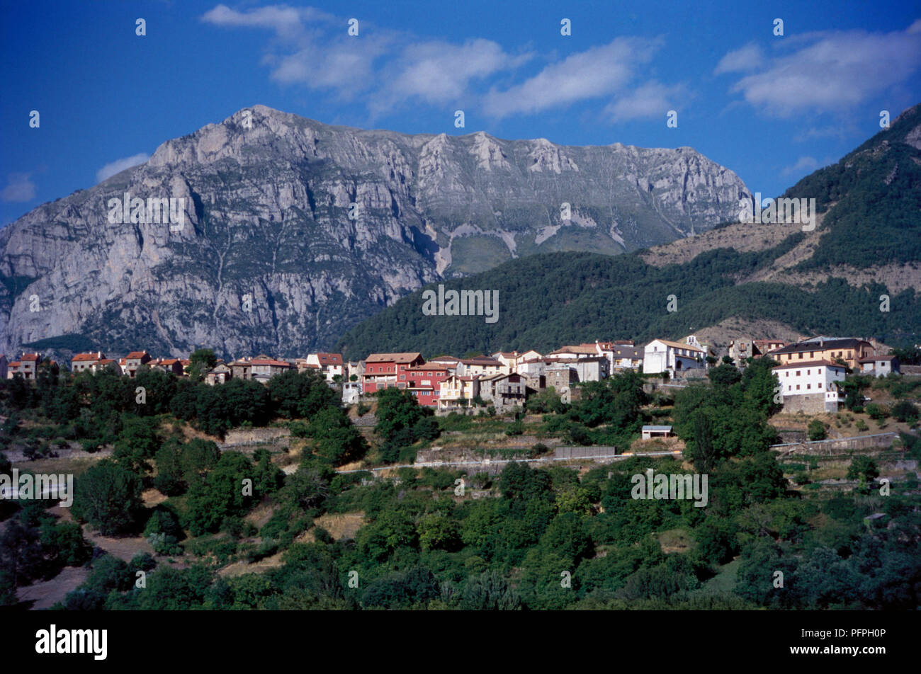 Spagna Aragona, provincia di Huesca, Laspuna, vista sulla città e pena Montanesa montagne sullo sfondo Foto Stock