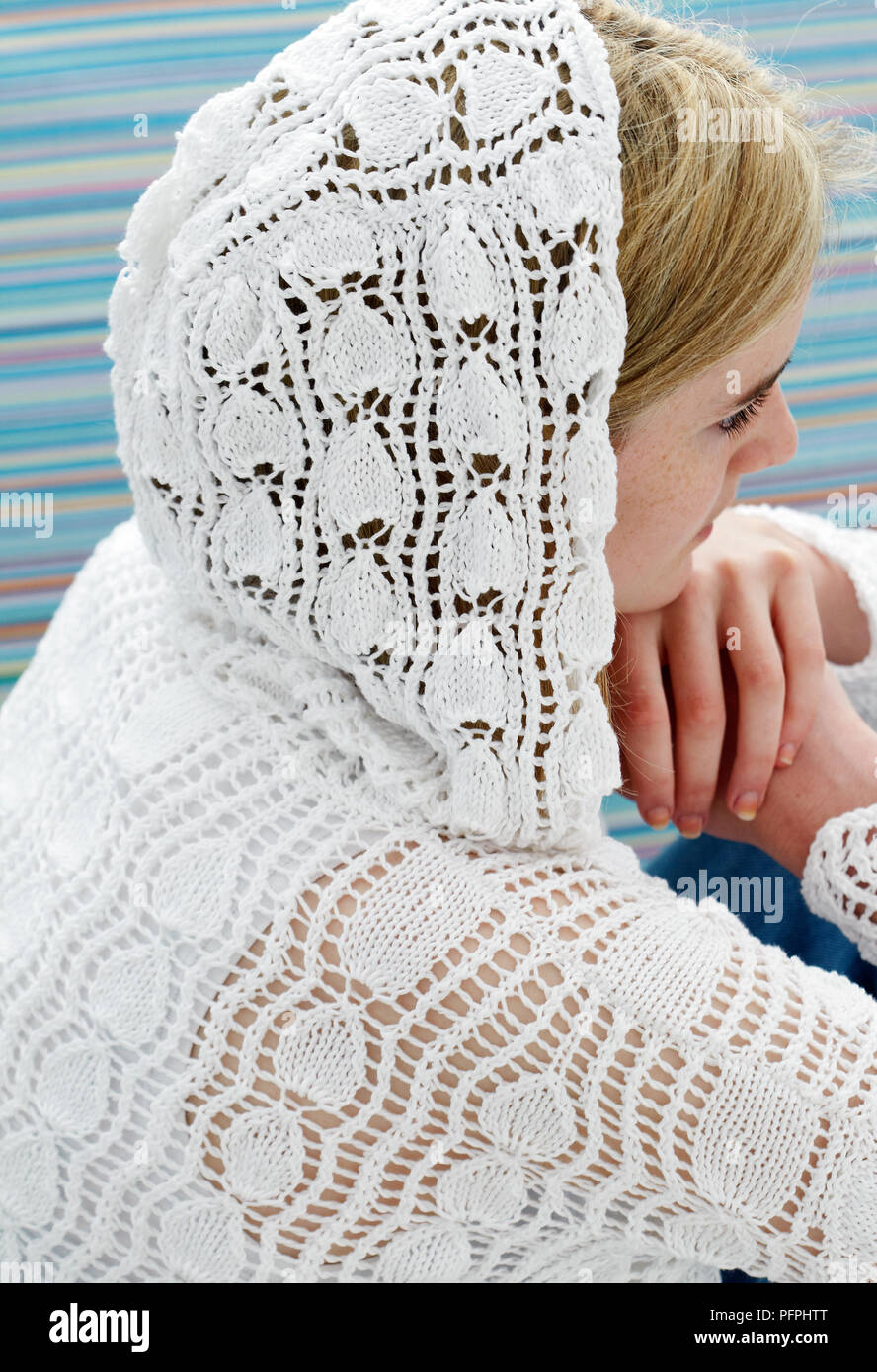 Giovane donna indossa pizzo bianco maglia felpa hoodie, close-up Foto Stock