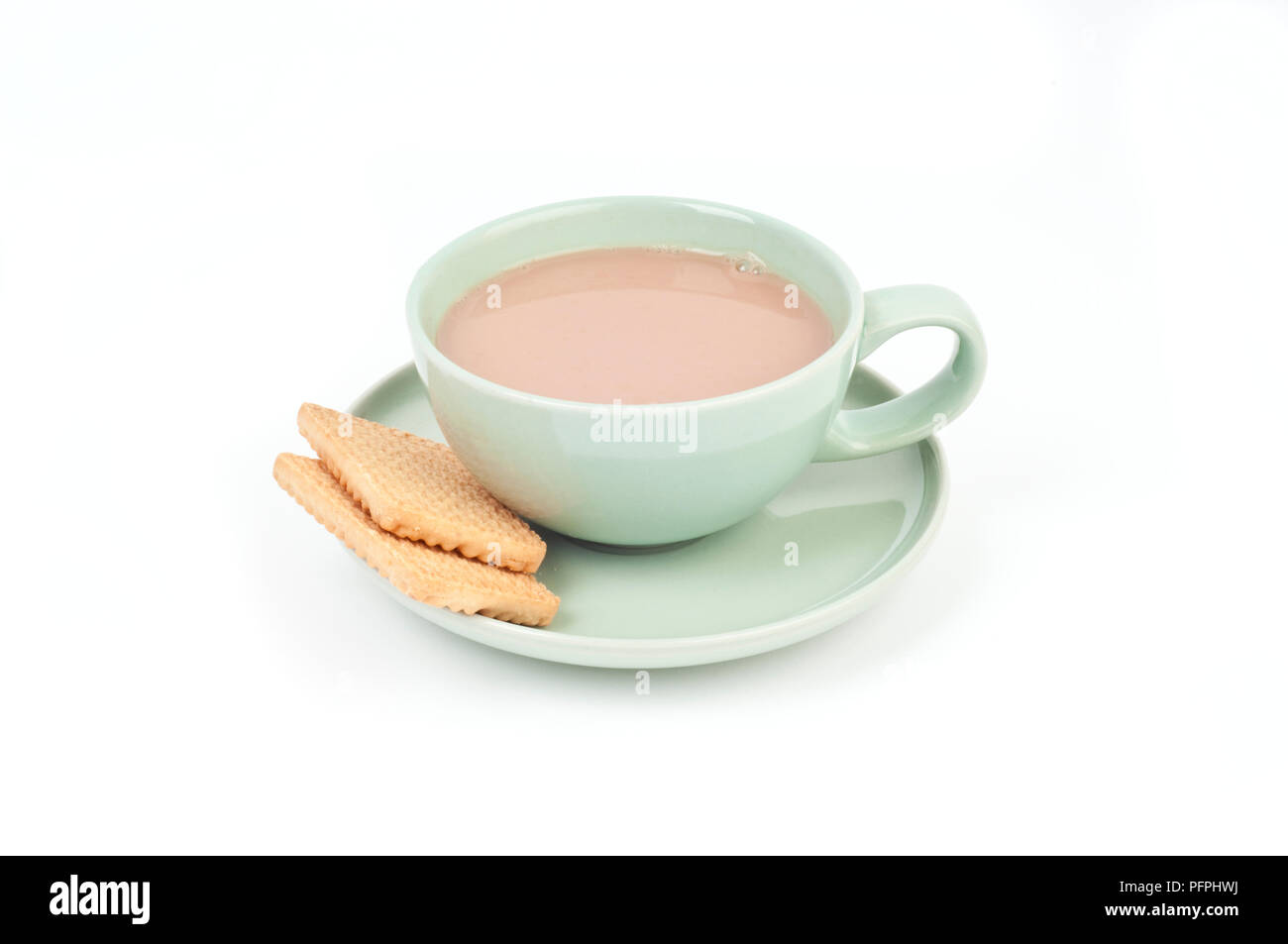 Tazza di tè lattea e due biscotti sul piattino Foto Stock