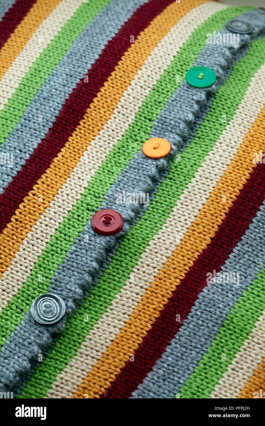 Pulsanti sul retro della maglia striata fodera per cuscino, close-up Foto Stock