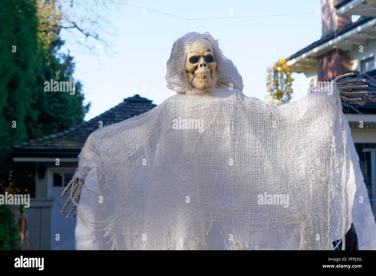 Un Halloween ghost decorazione con un teschio umano testa Foto Stock