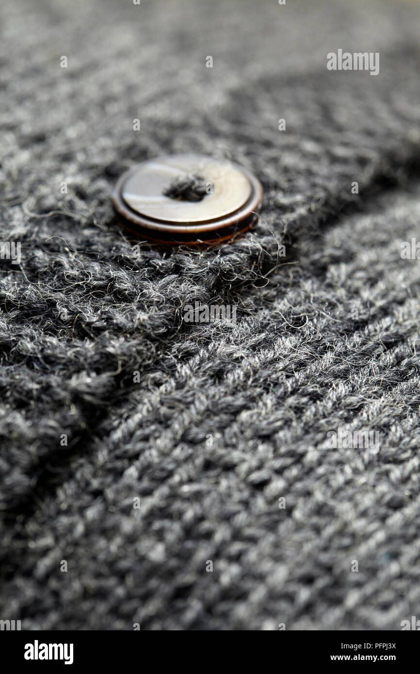 Pulsante sul retro della maglia grigio fodera per cuscino, close-up Foto Stock
