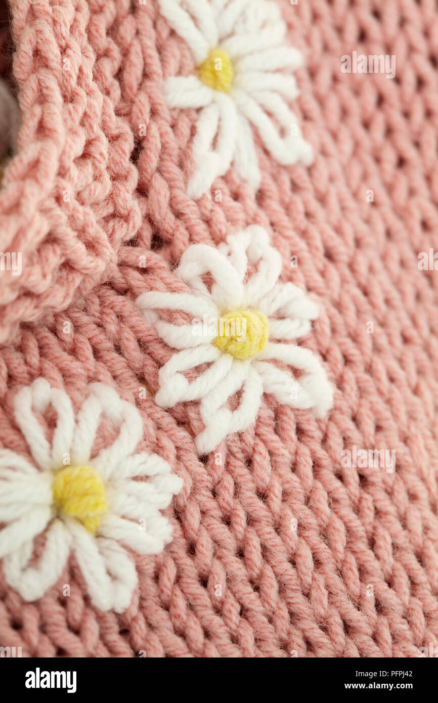 Daisy pattern sul rosa bambina del vestito, close-up Foto Stock