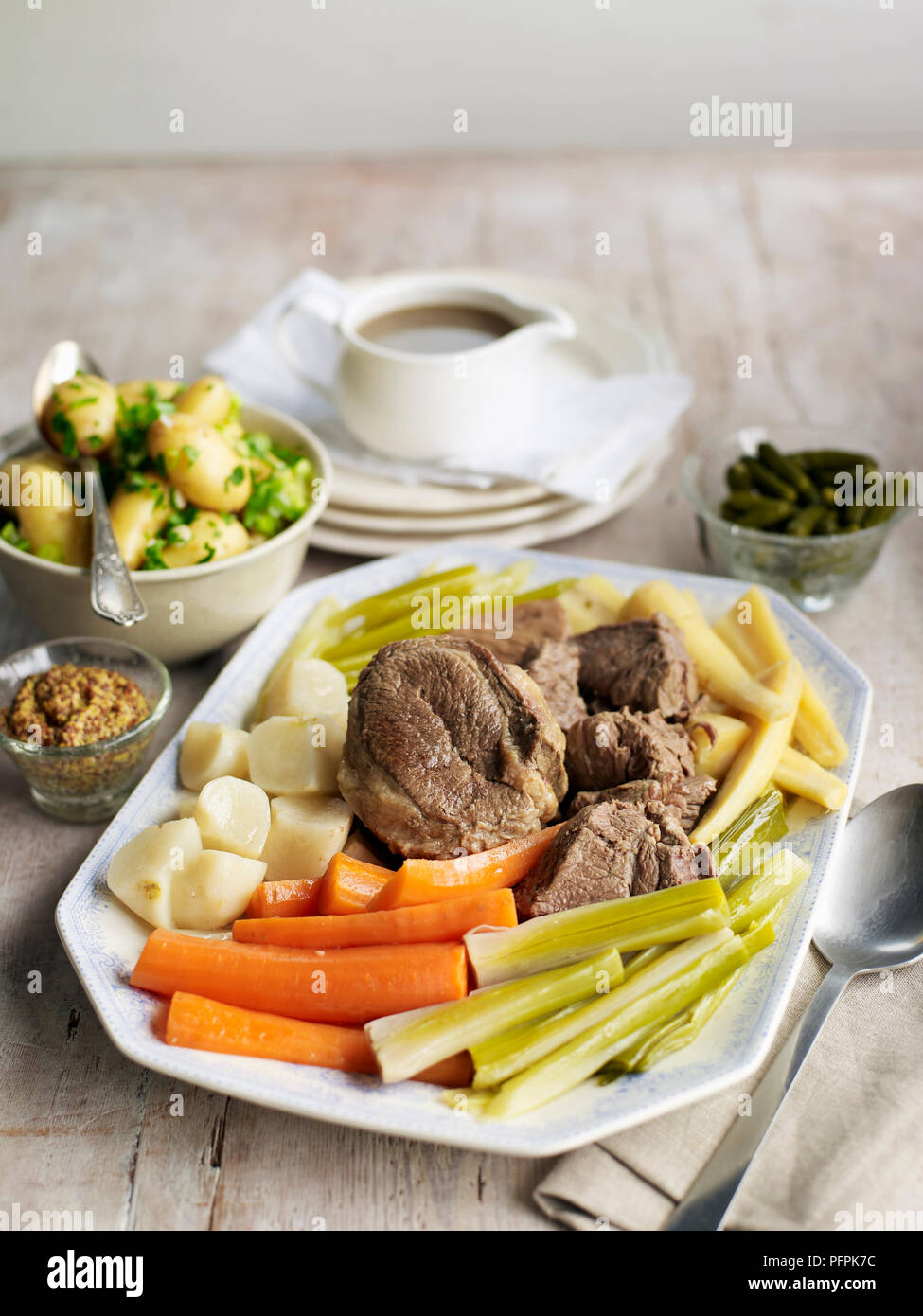 Pot au Feu, stufati di carne di manzo servita con carote, porro, pastinaca, carote, patate Foto Stock