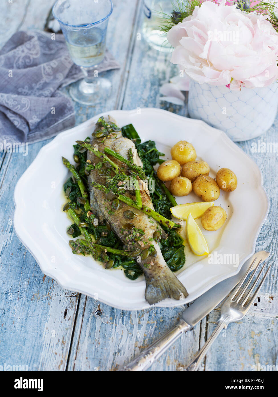 Sauted trout on appassì spinaci bolliti con patate baby Foto Stock
