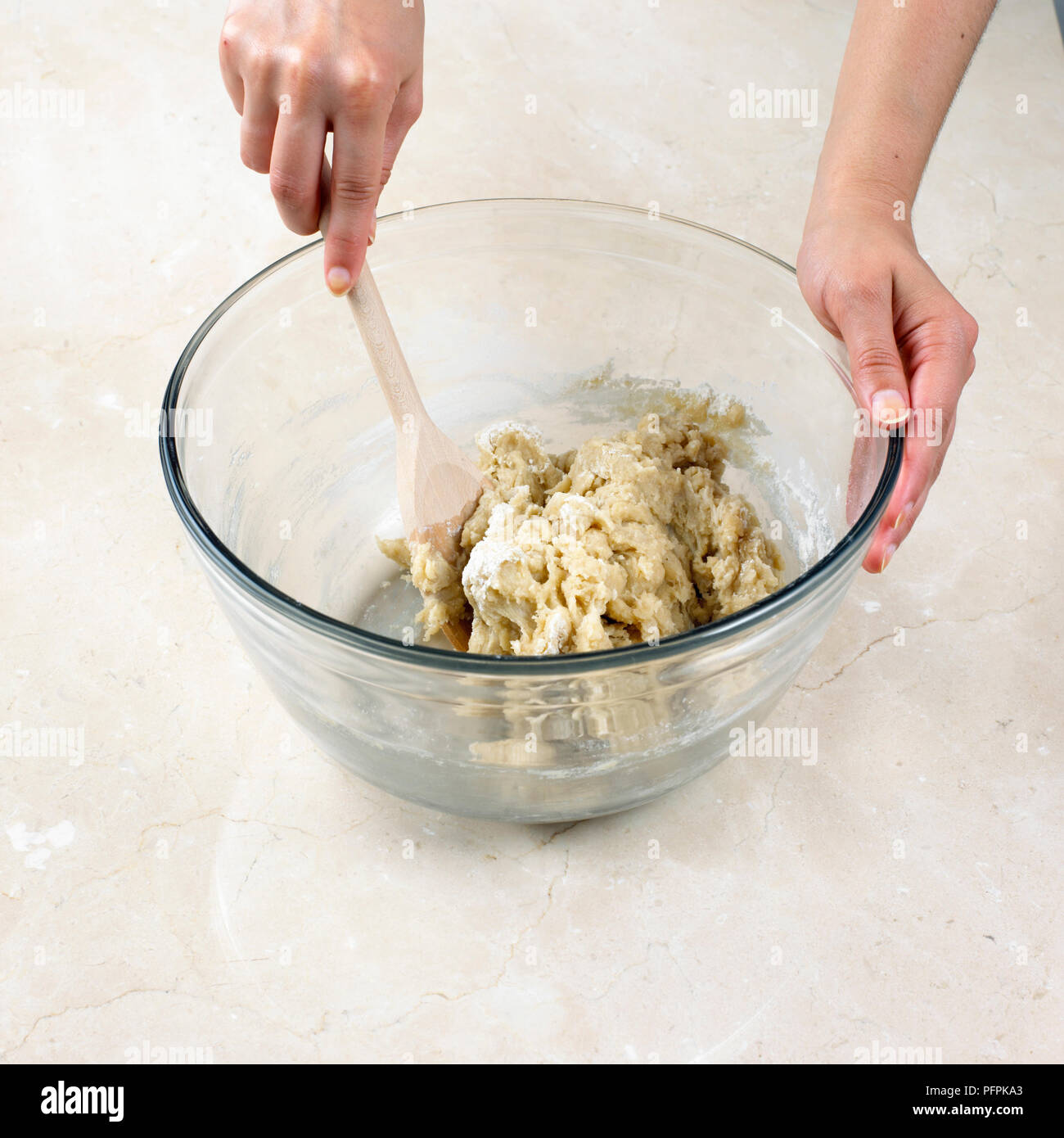 La miscelazione degli ingredienti di hot-acqua pasta frolla pasta, con il  cucchiaio di legno Foto stock - Alamy