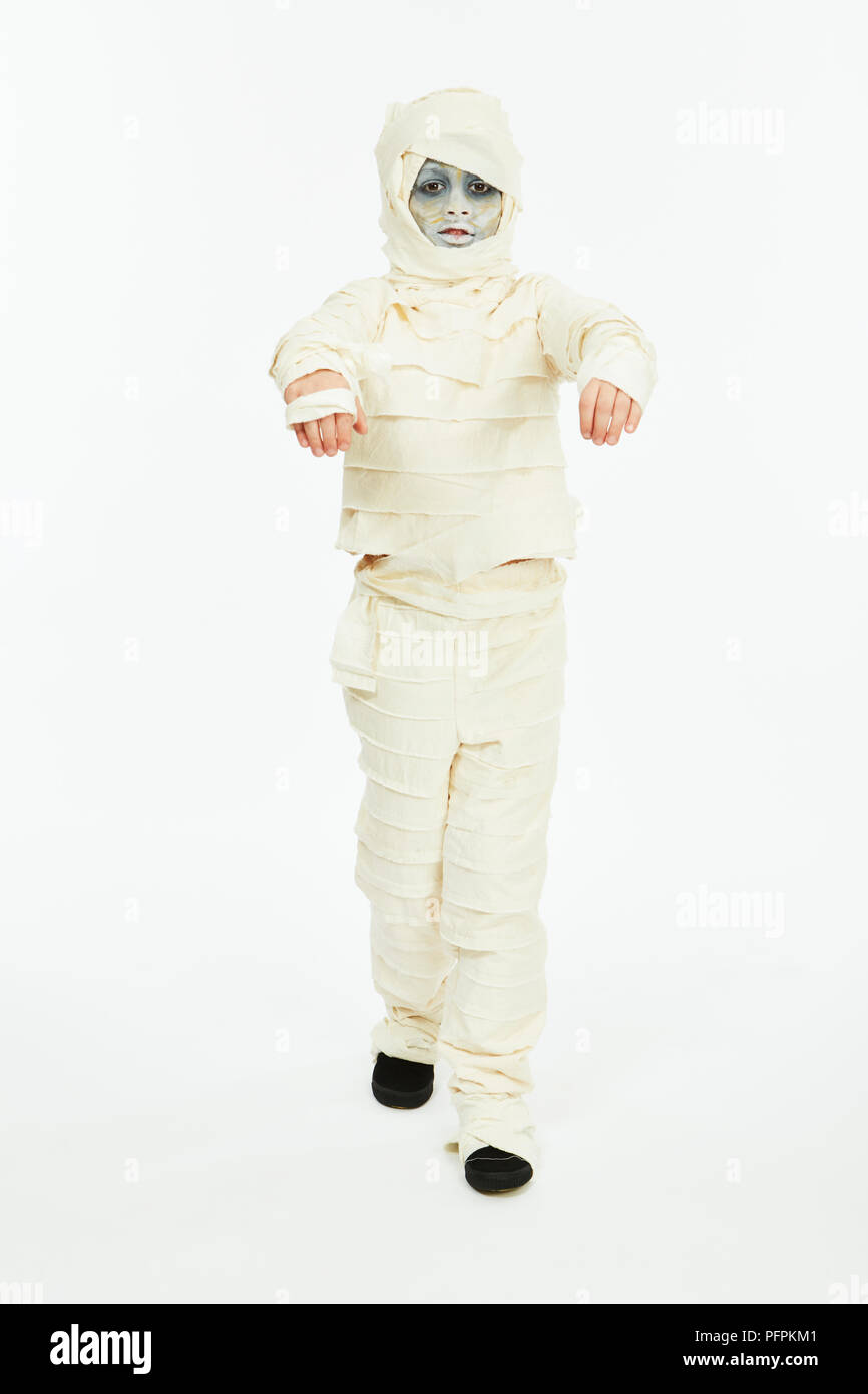 Bambino vestito come una mummia per Halloween Foto Stock