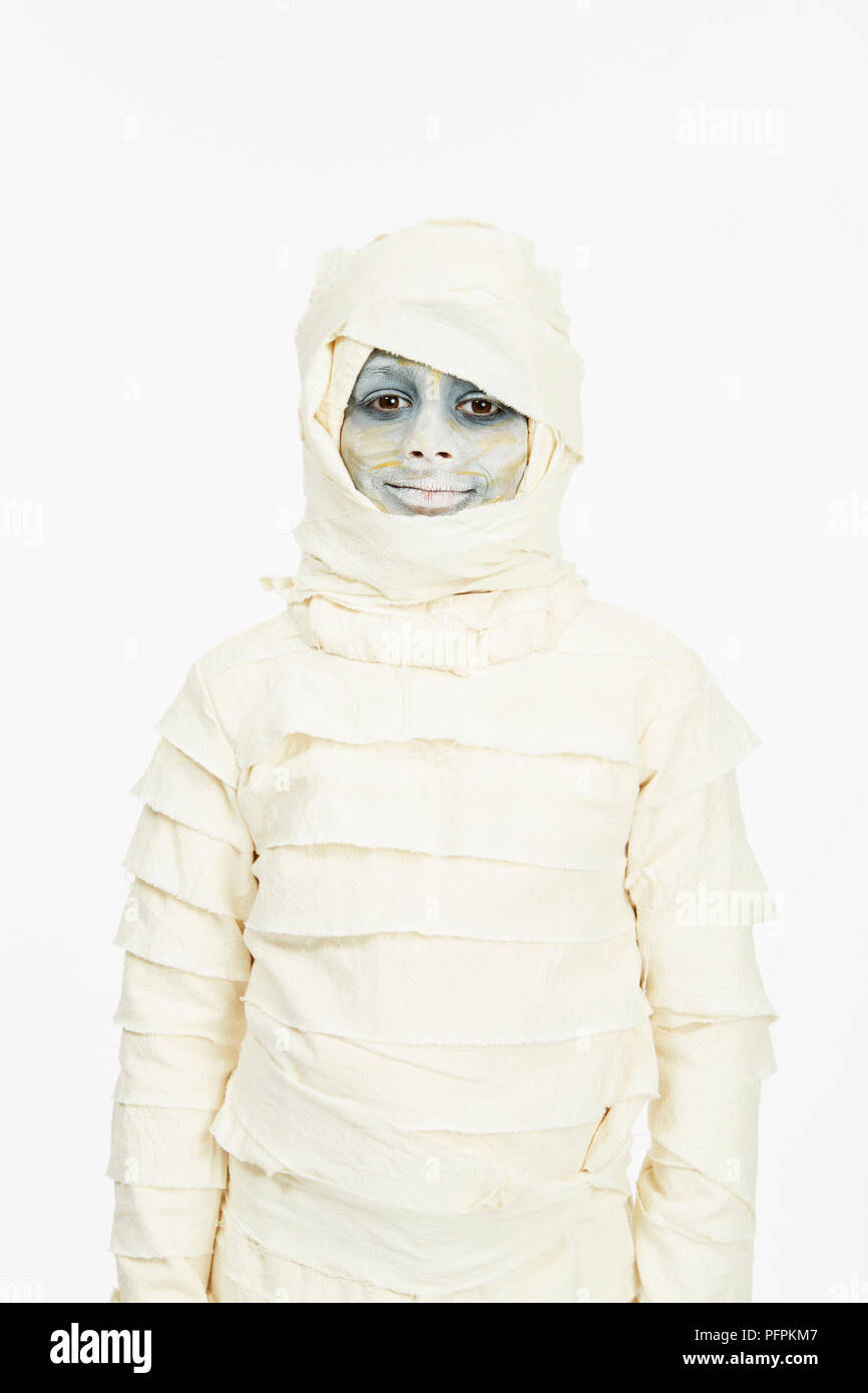 Bambino vestito come una mummia per Halloween Foto stock - Alamy