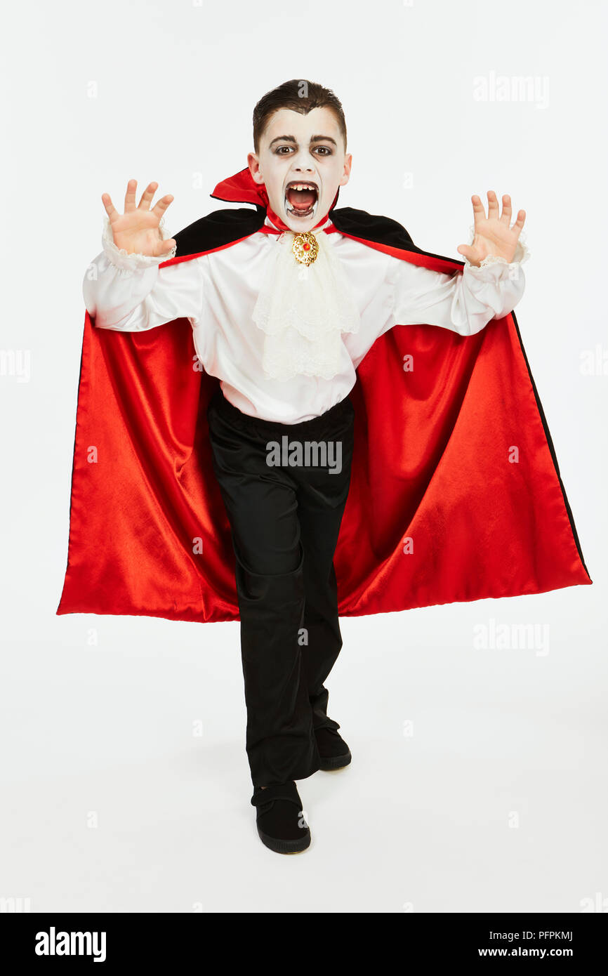 Bambino vestito come un vampiro per Halloween Foto Stock
