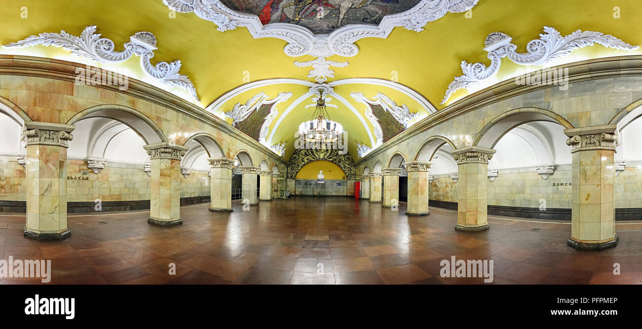 Sala della Komsomolskaya la metropolitana (Circle Line) a Mosca. La stazione della metropolitana è un esempio di uno dei più interessanti di architettura stalinista del cit Foto Stock