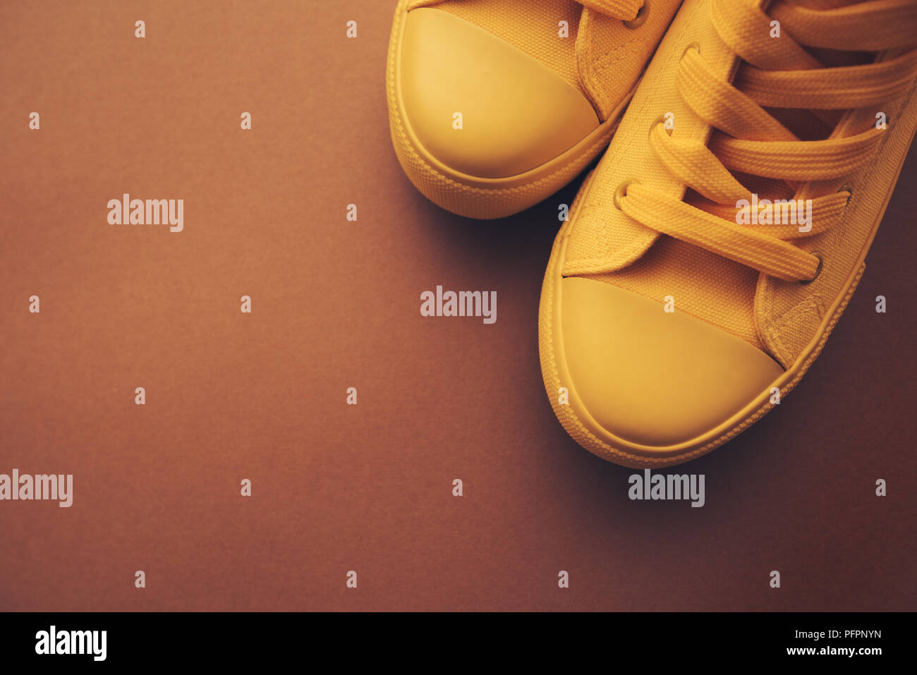Vista superiore del giallo sneakers con spazio di copia Foto Stock