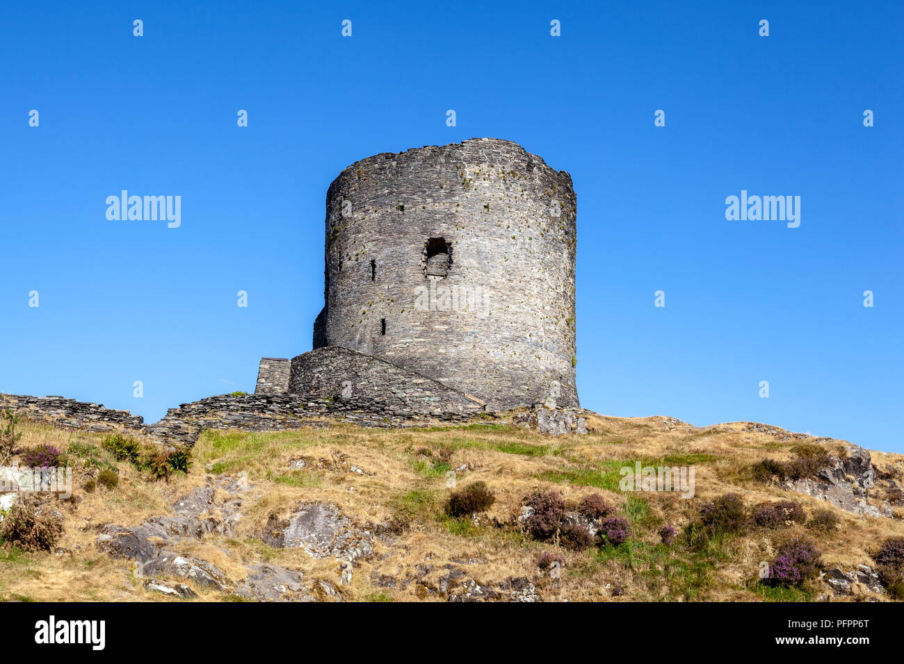 I resti del castello di Dolbadarn, situato vicino alla città di Llanberis, Snowdonia Foto Stock