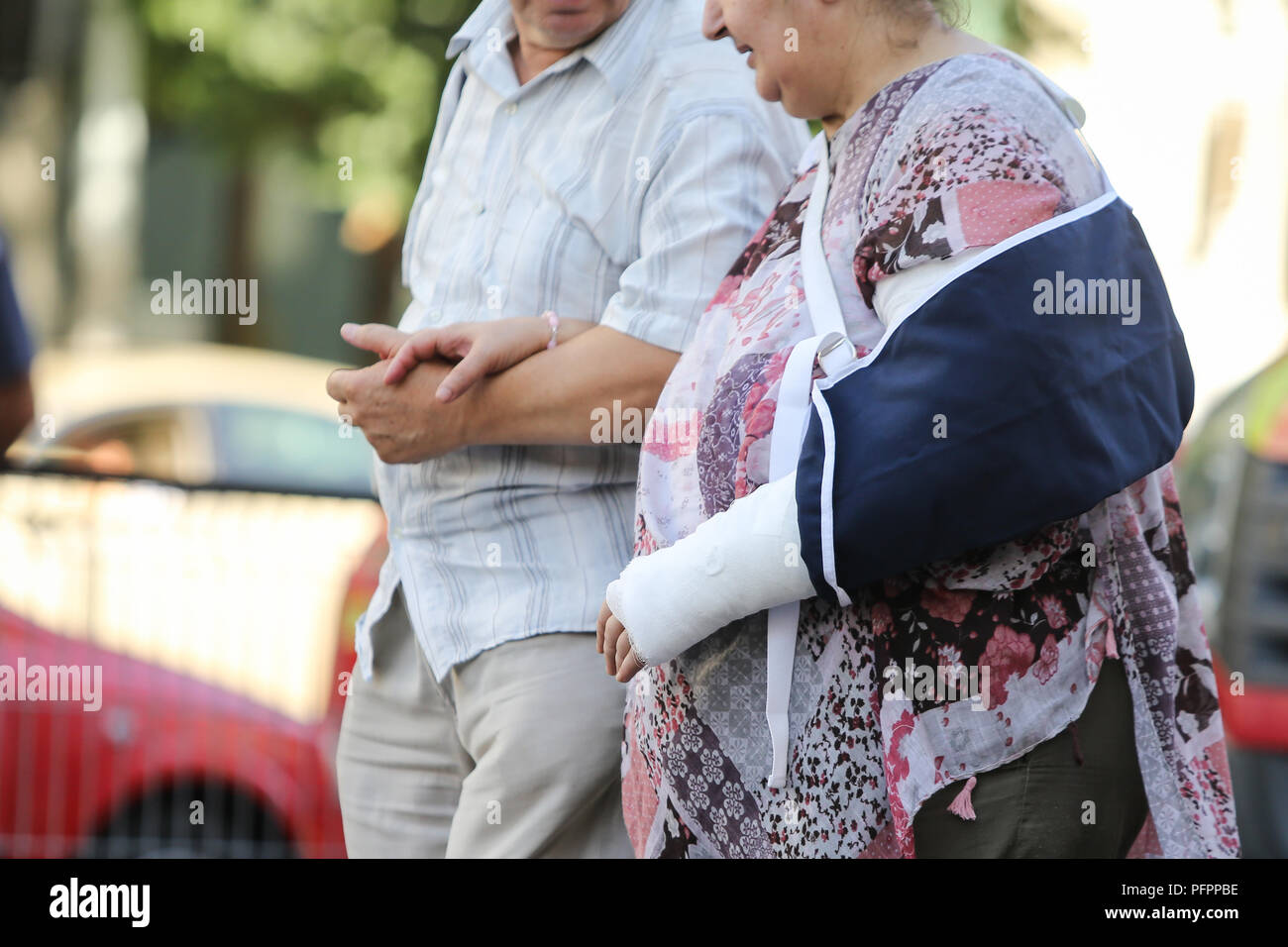 Bucarest, Romania - 13 agosto 2018: coppia di anziani a piedi da Floreasca emergenza ospedale, dove la signora aveva il suo braccio sinistro messo in un calco in gesso Foto Stock