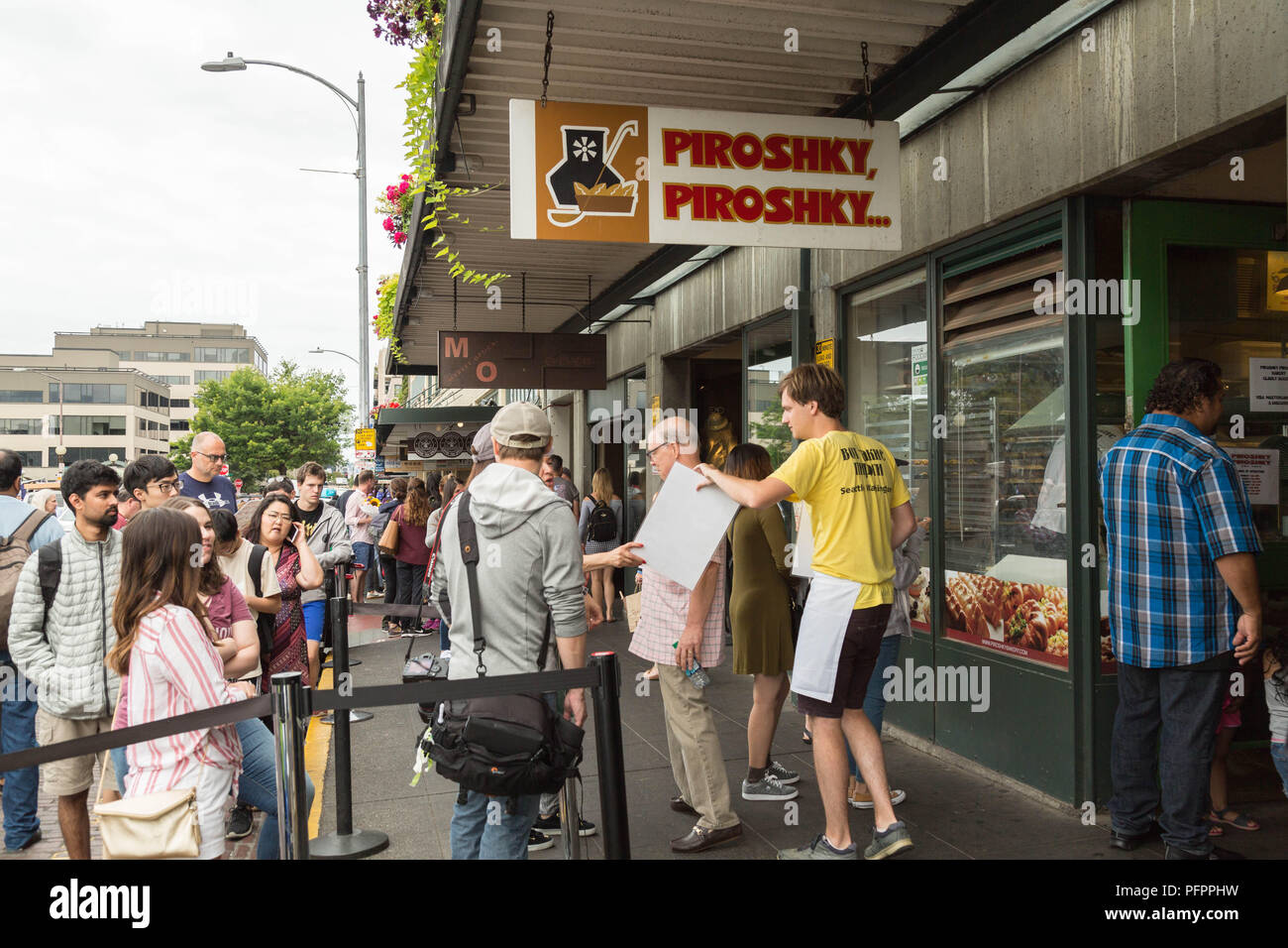 I visitatori di attendere per loro si trasforma in linea al gusto piroshki davanti Piroshky Piroishky presso il Mercato di Pike Place, Seattle, Washington, Stati Uniti d'America. Foto Stock