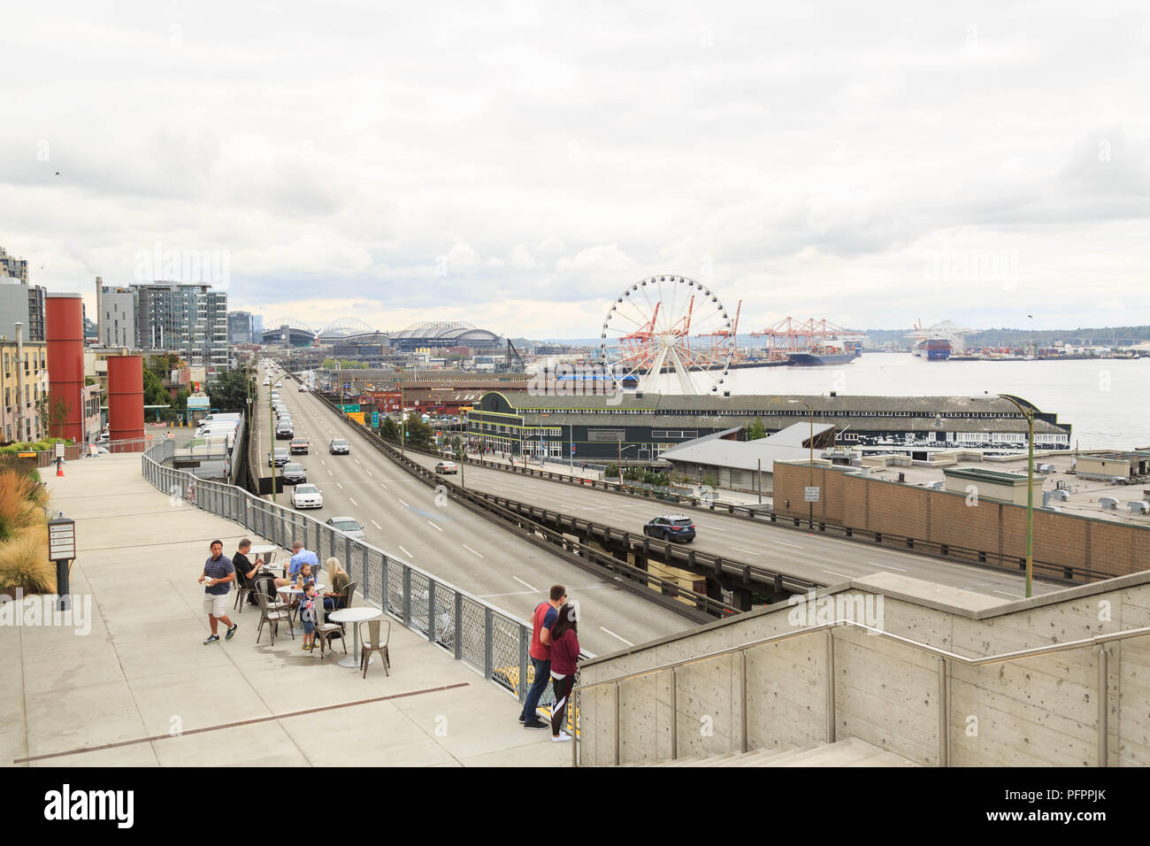 Una vista dal balcone superiore di Pike Place Market che è una estensione del mercato aperto il 29 giugno, 2017, Seattle, Washington, Stati Uniti d'America. Foto Stock